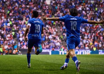 El Cruz Azul del entrenador argentino Nicolás Larcamón derrotó este sábado por 2-1 a las Chivas de Guadalajara en un trepidante partido