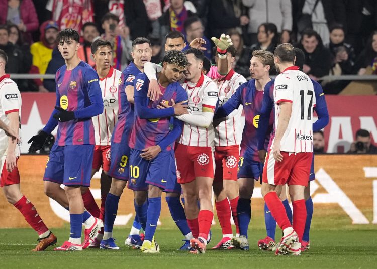 El delantero del FC Barcelona, Lamine Yamal y el defensa del Girona, Arnau Martínez, tras una dura entrada sufrida por el delantero blaugrana
