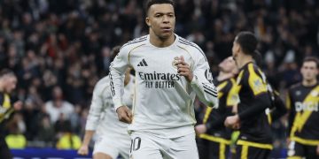 El francés Kylian Mbappé no ha entrado en la convocatoria del Real Madrid para la visita al FC Barcelona este domingo al no estar recuperado por completo
