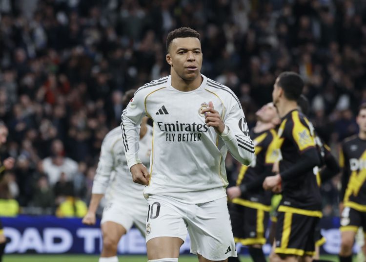 El francés Kylian Mbappé no ha entrado en la convocatoria del Real Madrid para la visita al FC Barcelona este domingo al no estar recuperado por completo