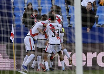 Los jugadores del Rayo Vallecano celebran su tercer gol durante el partido de la jornada 24
