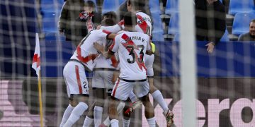 Los jugadores del Rayo Vallecano celebran su tercer gol durante el partido de la jornada 24