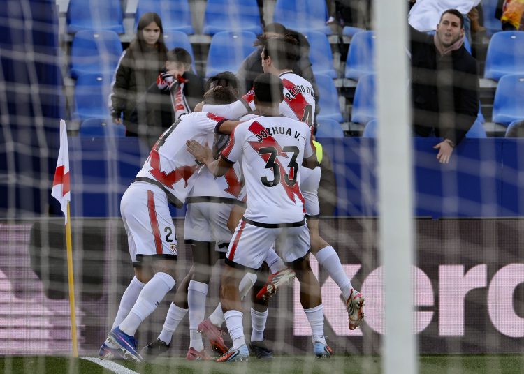 Los jugadores del Rayo Vallecano celebran su tercer gol durante el partido de la jornada 24