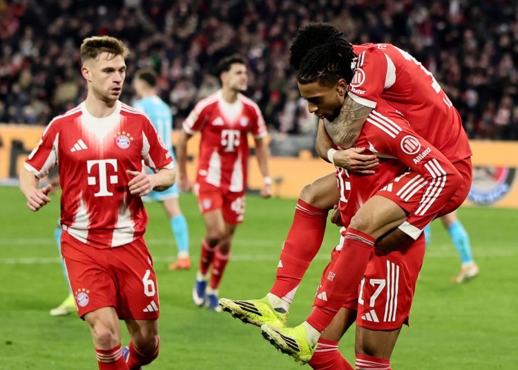 Luis Diaz of Munich (R) celebrates with teammates after scoring the 4-1 lead during the German Bundesliga soccer match between FC Bayern Munich and TSG Hoffenheim in Munich
