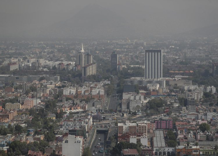 MEX4363. CIUDAD DE (MÉXICO), 12/02/2026.- Fotografía de archivo del 19 de marzo de 2025 donde se muestra una capa de contaminación sobre la Ciudad de México (México). La Comisión Ambiental de la Megalópolis (Came) del Gobierno de México activó este jueves la fase 1 de contingencia ambiental atmosférica por ozono en la zona metropolitana del Valle de México (ZMVM) para disminuir la exposición de la población al aire contaminado, el riesgo de afectación a la salud y reducir la generación de contaminantes. EFE/ Isaac Esquivel/ARCHIVO