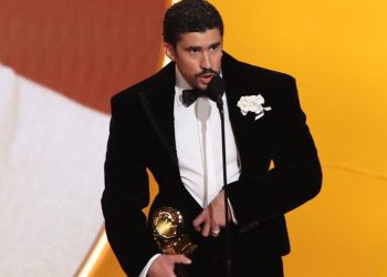 Bad Bunny hace historia y gana el Grammy a Álbum del Año con un disco en español