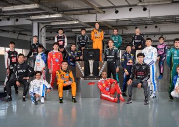 Checo Pérez reaparece en la foto oficial de la F1 y arranca una temporada histórica