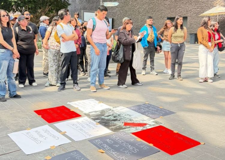 Trabajadores de la Cineteca Nacional durante manifestación interna por derechos laborales