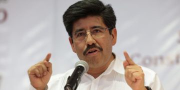 ¿Qué pasó realmente? La verdad detrás del video donde le limpian los zapatos al ministro Hugo Aguilar.