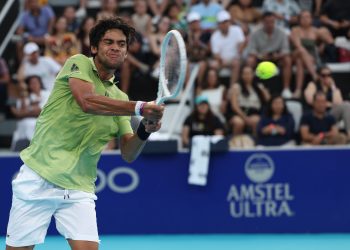 Rodrigo Pacheco se hizo presente ante el italiano Flavio Cobolli. En la Arena, el público guardó silencio para dejarlo concentrarse