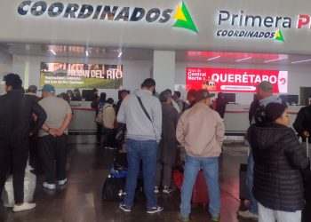 Líneas de autobús suspenden servicios por bloqueos carreteros tras abatimiento de “El Mencho”