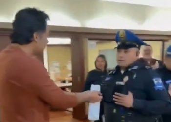 ¡Con la policía! Desalojan a Marx Arriaga de sus oficinas en la SEP