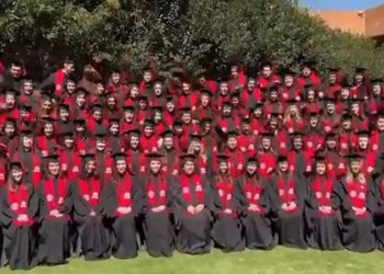 Colapsa grada durante foto de graduación en la Ibero; hay más de 30 heridos