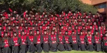 Colapsa grada durante foto de graduación en la Ibero; hay más de 30 heridos