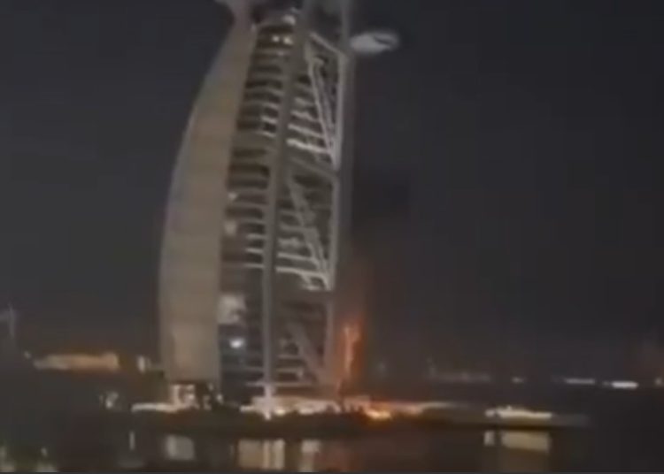 Impacto en Dubái: Restos de Dron Causan Incendio en el Icónico Burj Al Arab
