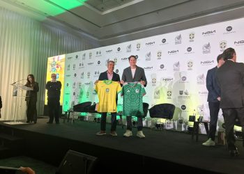 Edmílson, campeón del mundo en 2002, y Pável Pardo, monarca de la Copa Confederaciones 1999, anunciaron este miércoles el partido de leyendas México-Brasil