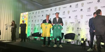 Edmílson, campeón del mundo en 2002, y Pável Pardo, monarca de la Copa Confederaciones 1999, anunciaron este miércoles el partido de leyendas México-Brasil