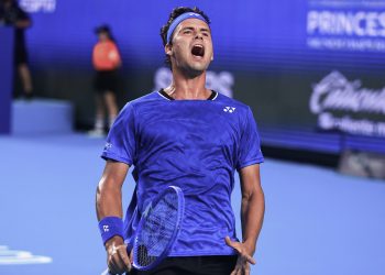 El español Alejandro Davidovich, cuarto favorito, derrotó este lunes con parciales de 7-5 y 6-3 al alemán Daniel Altmaier y avanzó a los octavos