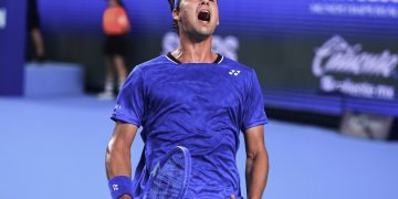 El español Alejandro Davidovich, cuarto favorito, derrotó este lunes con parciales de 7-5 y 6-3 al alemán Daniel Altmaier y avanzó a los octavos