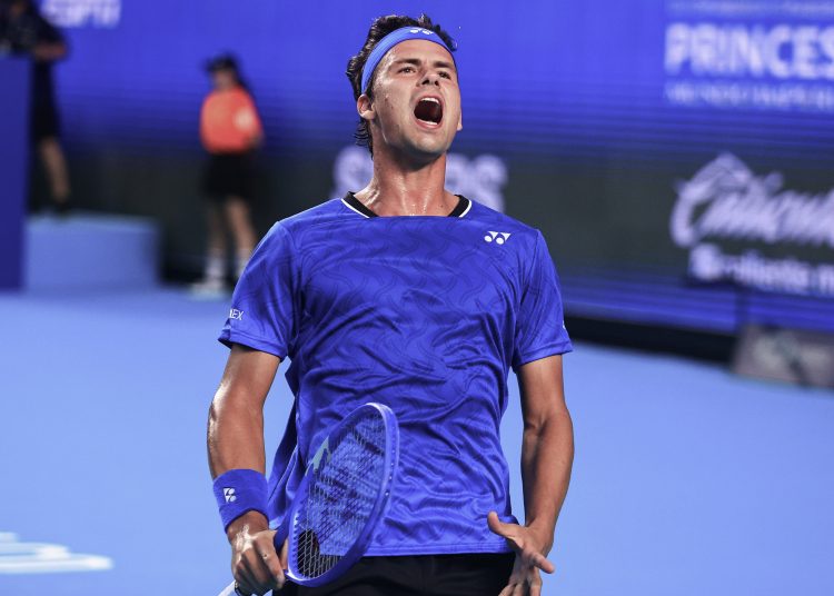 El español Alejandro Davidovich, cuarto favorito, derrotó este lunes con parciales de 7-5 y 6-3 al alemán Daniel Altmaier y avanzó a los octavos