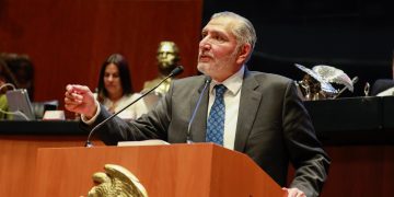 Adán Augusto López Hernández en su escaño del Senado durante el inicio del periodo de sesiones