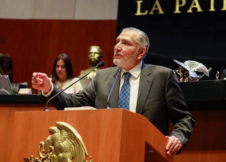 Adán Augusto López Hernández en su escaño del Senado durante el inicio del periodo de sesiones