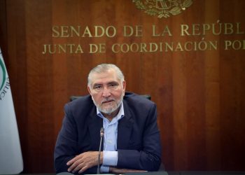 El senador Adán Augusto López Hernández anunció este sábado su decisión de retirarse de la coordinación del grupo parlamentario de Morena en el Senado, con el objetivo de concentrarse en trabajo territorial y de organización política rumbo a la elección de 2027, sin solicitar licencia a su cargo legislativo. Durante un mensaje ante medios de comunicación y sus compañeros de bancada, López Hernández afirmó que su ciclo al frente de la coordinación se cumplió tras lograr la construcción de una mayoría calificada, consolidar el llamado “Plan C” y mantener un grupo parlamentario unido y fortalecido, en alianza con el PT y el Partido Verde Ecologista de México. “Como político profesional, al que le gusta asumir retos, considero que las tareas que teníamos encomendadas están cumplidas: construir una mayoría calificada, consolidar el Plan C y tener un grupo parlamentario unido”, expresó. El legislador recordó que, a lo largo de su trayectoria, ha dejado cargos antes de concluirlos para asumir nuevas responsabilidades políticas, como cuando fue diputado local, diputado federal, senador en una legislatura anterior, gobernador de Tabasco y posteriormente secretario de Gobernación. En ese sentido, explicó que ahora recorrerá el país para fortalecer a Morena de cara a los comicios de 2027, con énfasis en las entidades con mayor padrón electoral, con el objetivo de ganar la mayoría de las gubernaturas en disputa y conservar la mayoría calificada en la Cámara de Diputados y el Senado. Tras su decisión, el grupo parlamentario de Morena designó por unanimidad al senador Ignacio Mier Velazco como nuevo coordinador, cargo que conlleva también la presidencia de la Junta de Coordinación Política (Jucopo) del Senado. Adán Augusto deseó éxito a su sucesor, a quien calificó como “amigo y hermano”, y aseguró que será un gran coordinador y presidente de la Jucopo. Por su parte, Mier Velazco reconoció públicamente el trabajo de López Hernández, al destacar su habilidad política y capacidad de negociación, factores clave —dijo— para lograr la mayoría calificada que permitió cumplir con el mandato electoral de Morena. “Sin lugar a dudas, el cumplimiento del Plan C no hubiera sido posible sin el talento y la habilidad política de Adán Augusto”, afirmó Mier, quien subrayó que su salida de la coordinación fue voluntaria y orientada a fortalecer la organización territorial del partido. Cuestionado sobre si su decisión estuvo relacionada con presuntos escándalos mediáticos, incluyendo señalamientos sobre sus ingresos o los vínculos atribuidos al exsecretario de Seguridad de Tabasco, Hernán Bermúdez Requena, con el grupo criminal “La Barredora”, López Hernández aseguró que la determinación fue tomada en las últimas horas y respondió a una evaluación política interna. “Platiqué con quien tenía que platicar estas cosas”, afirmó, sin especificar nombres, y negó que su salida se deba a presiones externas. Asimismo, descartó versiones sobre una posible designación como embajador y subrayó que no dejará el Senado ni el grupo parlamentario de Morena. “Prefiero estar en tierra, en todo el país, ayudando al fortalecimiento del movimiento, que pensar en ser parte del cuerpo diplomático”, sostuvo. Ante preguntas sobre su situación legislativa, el senador aclaró que no solicitará licencia, por lo que continuará como integrante del Senado y del grupo parlamentario de Morena, combinando el trabajo legislativo con labores de organización territorial. Respecto a la estructura administrativa del Senado y a los colaboradores cercanos que lo acompañaron durante su coordinación, señaló que no habrá decisiones precipitadas y que cualquier ajuste deberá hacerse tras una evaluación “serena”, basada en resultados. “Hasta ahora, todos los servidores públicos han dado resultados en el Senado de la República”, puntualizó