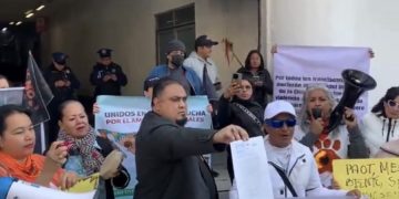Manifestantes con pancartas frente a la Fiscalía capitalina exigen justicia para los perros del Refugio Franciscano