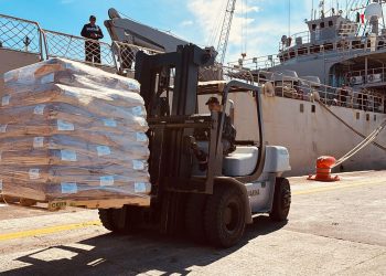 Buque Papaloapan de la Armada de México cargando ayuda humanitaria en el puerto de Veracruz para su envío a Cuba