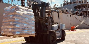 Buque Papaloapan de la Armada de México cargando ayuda humanitaria en el puerto de Veracruz para su envío a Cuba