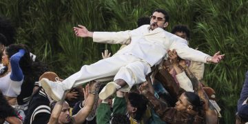 Bad Bunny cantando en el escenario del Super Bowl