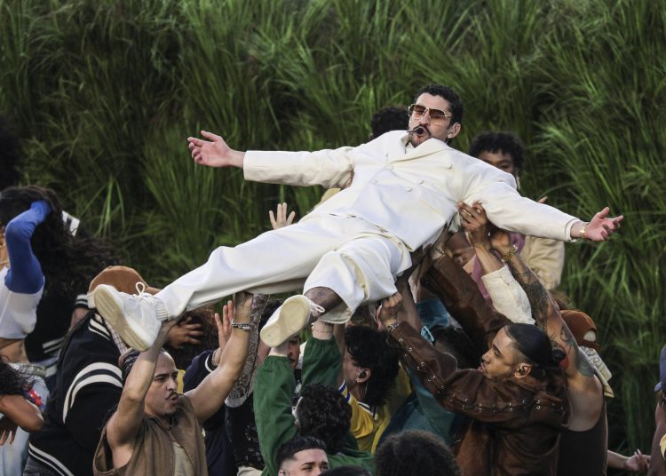 Bad Bunny cantando en el escenario del Super Bowl