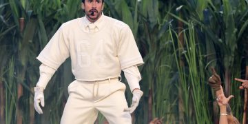 Bad Bunny en el escenario del Medio Tiempo del Super Bowl con una presentación simbólica