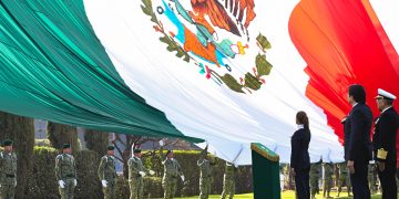 Izamiento de la bandera monumental en el Campo Marte durante la ceremonia oficial encabezada por la presidenta Claudia Sheinbaum