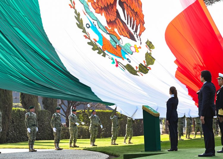 Izamiento de la bandera monumental en el Campo Marte durante la ceremonia oficial encabezada por la presidenta Claudia Sheinbaum