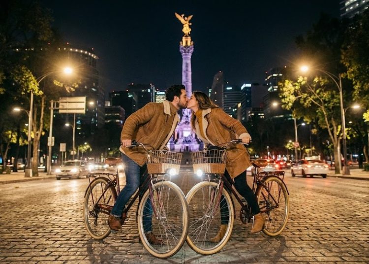 La ruta del amor: 22 kilómetros de historia y romance en el Paseo Nocturno de la CDMX | IMAGEN REALIZADA CON IA
