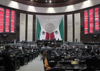 Sesión de la Mesa Directiva de la Cámara de Diputados analizando iniciativas de ley