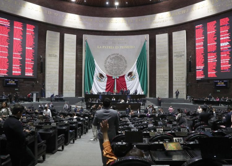 Sesión de la Mesa Directiva de la Cámara de Diputados analizando iniciativas de ley