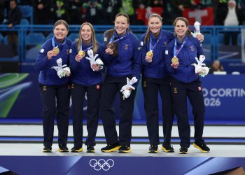 Suecia, que ganó dos oros -en el estreno olímpico de los 50 kilómetros de fondo de mujeres y en el curling femenino- y Estados Unidos