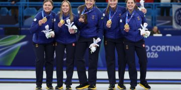 Suecia, que ganó dos oros -en el estreno olímpico de los 50 kilómetros de fondo de mujeres y en el curling femenino- y Estados Unidos