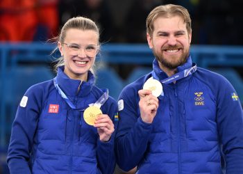 Isabella y Rasmus Wranaa lograron este martes para Suecia la medalla de oro en la prueba de dobles mixtos de curling de los Juegos Olímpicos