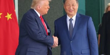 El presidente de China, Xi Jinping, y el presidente de EE. UU., Donald Trump, durante un encuentro diplomático previo