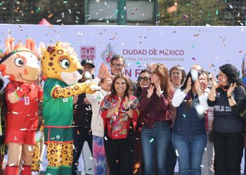 Clara Brugada conviviendo con niños ganadores del torneo de fútbol Ōllamaliztli en la Magdalena Mixhuca