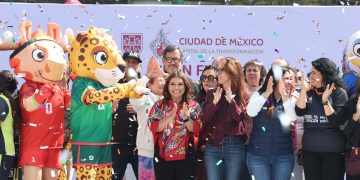 Clara Brugada conviviendo con niños ganadores del torneo de fútbol Ōllamaliztli en la Magdalena Mixhuca