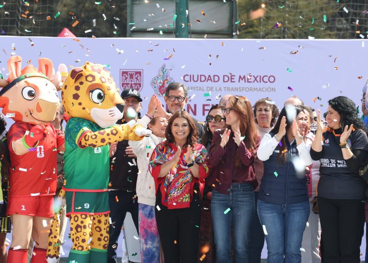 Clara Brugada conviviendo con niños ganadores del torneo de fútbol Ōllamaliztli en la Magdalena Mixhuca
