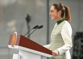 Presidenta Claudia Sheinbaum hablando durante la conferencia mañanera en Irapuato, Guanajuato