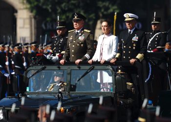 La presidenta Claudia Sheinbaum y el secretario de la Defensa Nacional encabezan la ceremonia de la Marcha de la Lealtad
