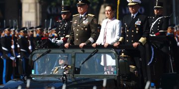 La presidenta Claudia Sheinbaum y el secretario de la Defensa Nacional encabezan la ceremonia de la Marcha de la Lealtad