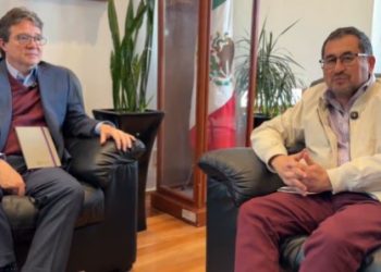 César Cravioto y el abogado Fernando Pérez durante un mensaje en video sobre el conflicto del Refugio Franciscano