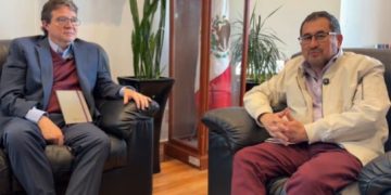 César Cravioto y el abogado Fernando Pérez durante un mensaje en video sobre el conflicto del Refugio Franciscano